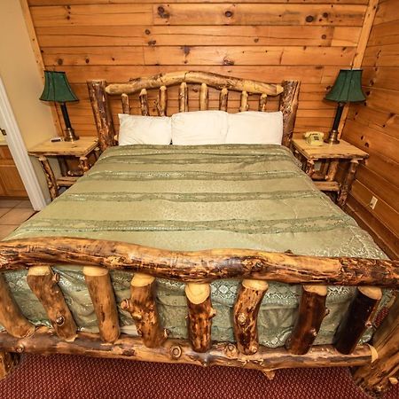 Cabin Close To Parkway Rd With River View Pigeon Forge Esterno foto