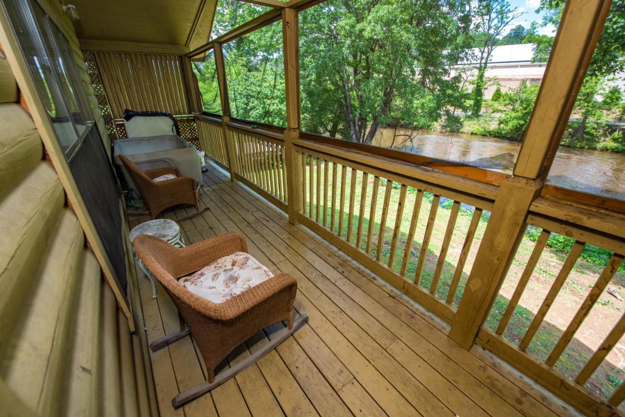 Cabin Close To Parkway Rd With River View Pigeon Forge Esterno foto