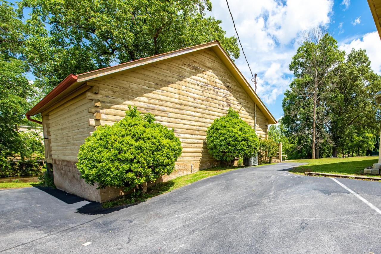 Cabin Close To Parkway Rd With River View Pigeon Forge Esterno foto